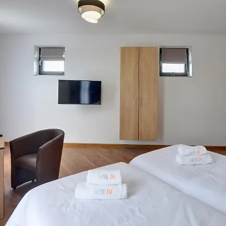 Motel Em *
